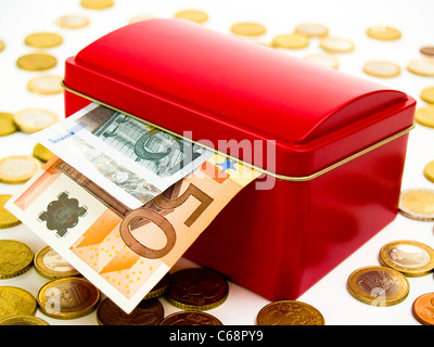 roten Koffer mit Euro-Banknoten sind ein paar Münzen davor Stockfoto