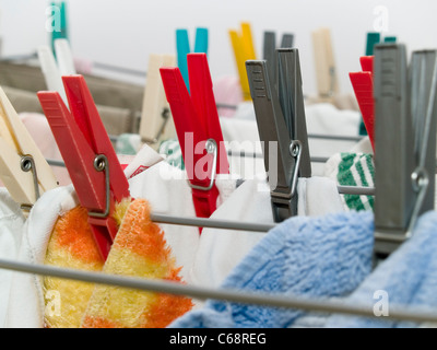 Wäsche Hängt Festgeklammert Auf Dem Wäscheständer | Wäsche hängt auf dem Wäscheständer abgeschnitten Stockfoto