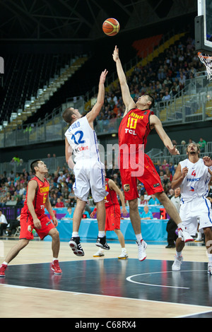 Zhang Zhaoxu und Nando de Colo, China v Frankreich, internationalen Basketball; Teil des Londoner bereitet die Serie für die Olympischen Spiele 2012. Stockfoto