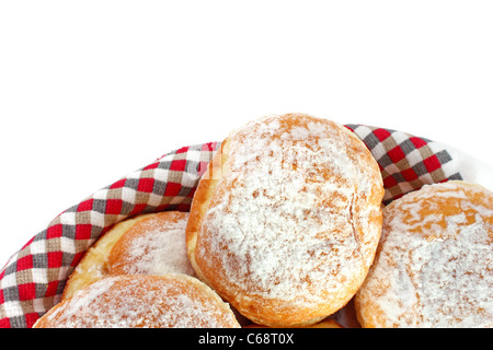 Donut, bestreut mit Zucker, isoliert auf Geschirrtuch Stockfoto