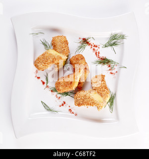 Käse-Sticks gebraten mit Sesam, isoliert auf weiss durch Clipping-Pfad Stockfoto