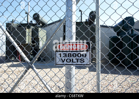 138000 Volt Gefahrenzeichen auf Stadt Kraftübertragung Transformator lokalen Strom-Saskatoon Saskatchewan Kanada Stockfoto