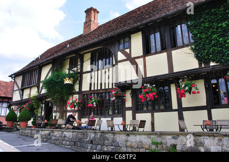 14. Jahrhundert der Crown Inn, das Grün, Chiddingfold, Surrey, England, Vereinigtes Königreich Stockfoto