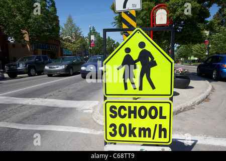 leuchtende temporäre Schule Kreuzung Warnschild 30km/h Saskatoon Saskatchewan Kanada Stockfoto