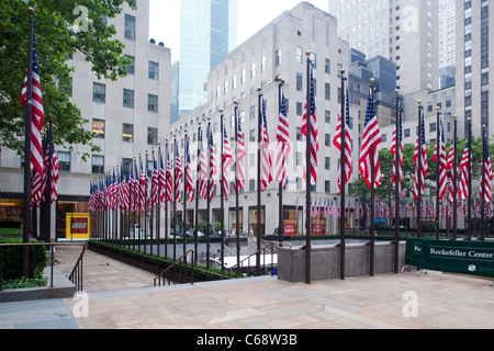 Amerikanische Flaggen am Rockefeller Center in New York Stockfoto