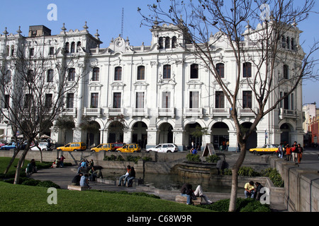 Junge Paare in Plaza San Martin in der Stadt entspannen. Lima, Peru, Südamerika Stockfoto