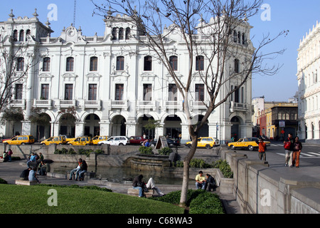 Junge Paare in Plaza San Martin in der Stadt entspannen. Lima, Peru, Südamerika Stockfoto