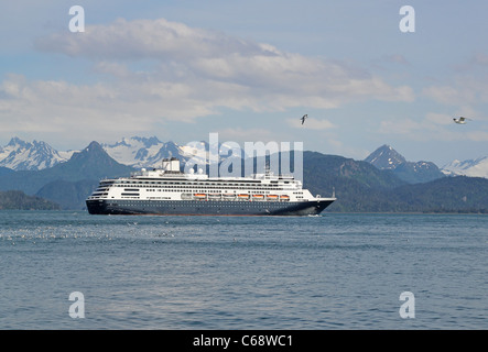 Kreuzfahrt Schiff segeln durch die Kachemak Bay in Alaska mit malerischen Bergen im Hintergrund Stockfoto