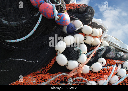 Ein Haufen von kommerziellen Fischernetze mit einem strahlend blauen Himmel Stockfoto