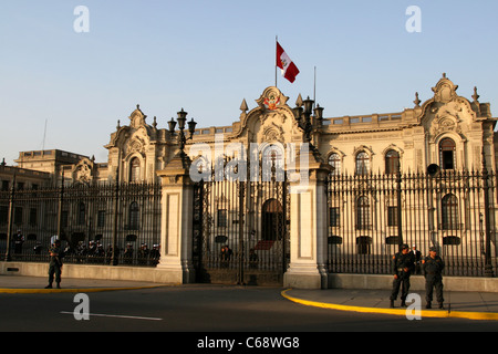 Polizei Wache als am Nachmittag, die Sonne auf die Casa de Gobierno in der Plaza de Armas. Lima, Peru, Südamerika Stockfoto