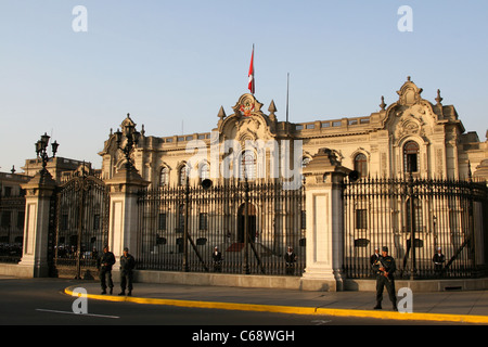 Polizei stehen Wache, als am Nachmittag, die Sonne auf die Casa de Gobierno in der Plaza de Armas Stockfoto