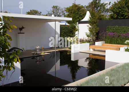 Harte Landschaftsgestaltung im modernen Schaugarten mit Terrassenpool, Sitzmöbeln und Schatten; dreifacher Medaillengewinnerin beim Southport Flower Show Showground Victoria Park 28th, 2011 Southport, Merseyside, Großbritannien Stockfoto