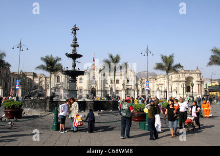 Am Wochenende Menschenmassen in der Plaza de Armas mit der Casa de Gobierno im Hintergrund. Lima, Peru, Südamerika Stockfoto