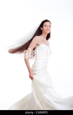 Porträt eine Braut mit langen dunklen Haaren im Hochzeitskleid - isoliert auf Weiss od Stockfoto