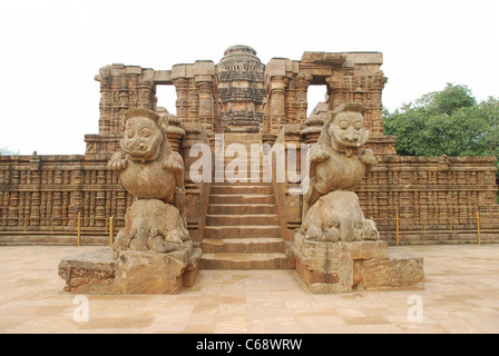 Löwen und Elefanten Skulptur am Eingang des Bhoga Mandapa. Konark Sun Temple, Orissa, Indien. UNESCO-Weltkulturerbe Stockfoto