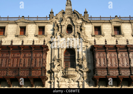 Detail des Palacio Arzobispal in der Plaza de Armas. Lima, Peru, Südamerika Stockfoto