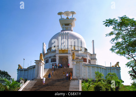 Shanti Stupa - eine blendend weiße Friedenspagode ist auf der Oberseite Dhauli Hügel (Dhauli Giri), in der Nähe von Bhubaneshwar gebaut. Dhauli Hügel Stockfoto