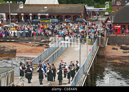 Die Insel von Arran Pipe Band an der Pier in Brodick Ende Brodick Highland Games. Die Einheimischen sehen Sie Besucher. Stockfoto