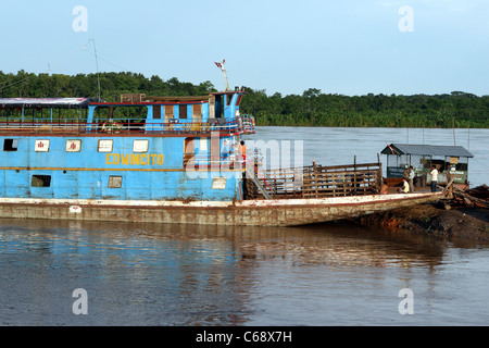 Alte Fähre liegt am Fluss im Amazonas in Yurimaguas, Loreto, Peru, Südamerika Stockfoto