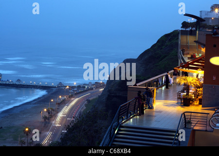 Blick auf den Pazifischen Ozean vom Einkaufszentrum Larcomar. Miraflores, Lima, Peru, Südamerika Stockfoto