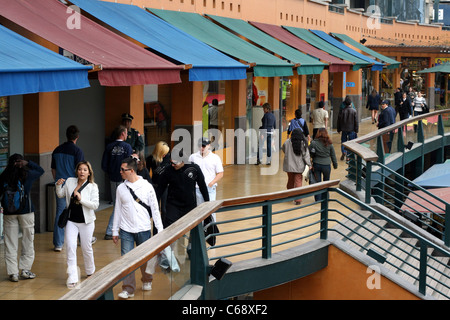 Shopper und Browsern in Einkaufszentrum Larcomar in Miraflores. Lima, Peru, Südamerika Stockfoto