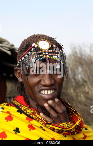 Kenia, Masai Mara, Masai (auch Massai) Stammesangehörigen eine ethnische Gruppe von semi-nomadische Leute. Krieger mit traditionellen Kopfschmuck Stockfoto