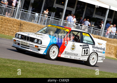 BMW M3 E30 1989 mit Fahrer Steve Soper auf der 2011 Goodwood Festival of Speed, Sussex, England, UK. Stockfoto