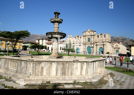 Der Brunnen in der Plaza de Armas und Iglesia Catedral. Cajamarca, Peru, Südamerika Stockfoto