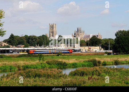 Ely Station und Kathedrale, Ely, Cambridgeshire, England, UK Stockfoto