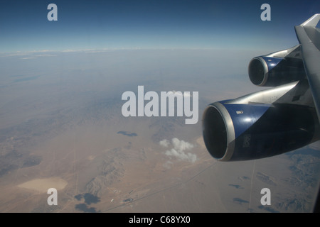 FLIEGEN IN EINER BOEING 747 IN DER WÜSTE VON NEVADA USA. ROLLS-ROYCE-TRIEBWERKEN Stockfoto