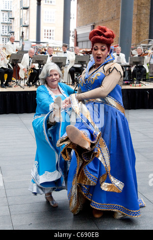 Drücken Sie Start für die "Schneewittchen und die sieben Zwerge" Pantomine Darsteller Craig Revel Horwood und Ann Widdecombe. Stockfoto