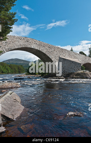 Fluß Dee und alte Brig o-Dee (Invercauld Brücke) nr Braemar Aberdeenshire-Schottland Stockfoto