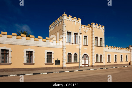 historische deutsche Kaserne aus der Kolonialzeit, heute Jugendherberge, Swakopmund, Namibia, Afrika Stockfoto