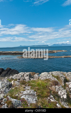 Blick über Meer, Insel Eigg vom Portnaluchaig nr Morar Highland-Schottland Stockfoto