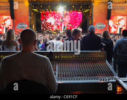 Audio-Mixer David Eisenhauer auf ein Bon Jovi-Rock-Konzert. Stockfoto