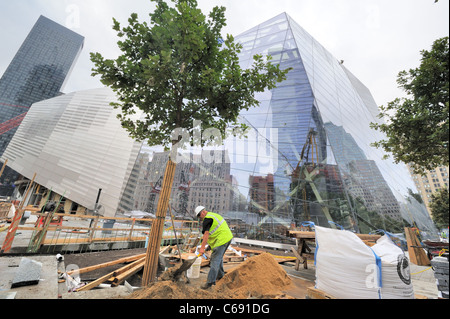 Ein Bauarbeiter auf das World Trade Center site mit dem National September 11 Museum im Bau hinter ihm. Stockfoto