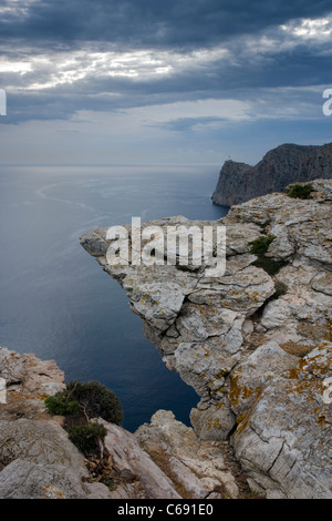 Cap de Formentor, Mallorca, mit einer dramatischen Wolke schwebt über dem Meer. Stockfoto