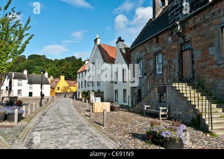 Gepflasterte Straße in Culross Fife Schottland mit Rathaus Stockfoto