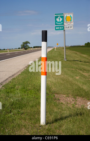 Rand der Straße Marker Wegweiser für Tiefschnee am Trans-Canada-Highway 1 und Yellowhead Route in Manitoba Kanada Stockfoto