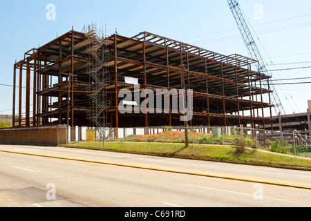 Ein vierstöckiges, Stahl eingerahmt, Geschäftshaus Baustelle in einer Großstadt in den USA. Stockfoto