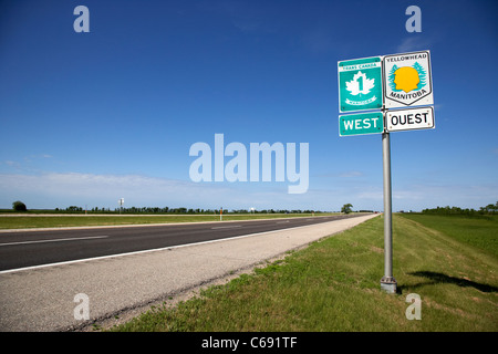 Wegweiser für Trans-Canada-Highway 1 und Yellowhead Route in Manitoba Kanada Stockfoto