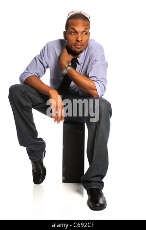 Young African American Geschäftsmann sitzt isoliert auf weißem Hintergrund Stockfoto