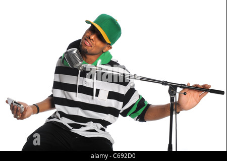 Afrikanische amerikanische Hip-Hop-Sänger singen in Vintage Mikrofon isoliert auf weißem Hintergrund Stockfoto