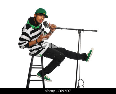 Afrikanische amerikanische Mann singen in Vintage Mikrofon isoliert auf weißem Hintergrund Stockfoto