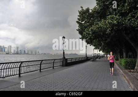 Der Battery Park City Esplanade und den Hudson River im Regen. 15. August 2011 Stockfoto