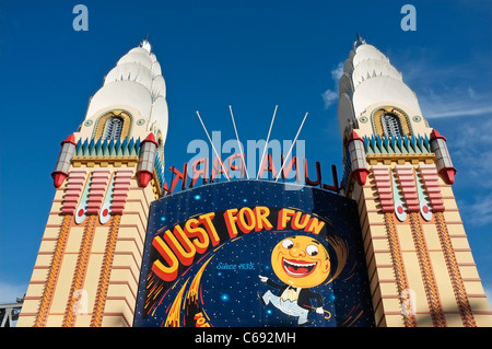 Hinter dem Haupteingang zum Luna Park Sydney auf Milson Point, North Shore Sydney, Australien Stockfoto