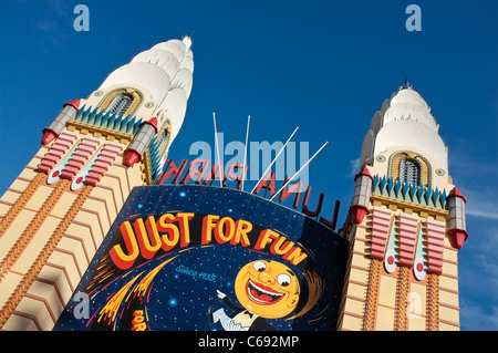 Hinter dem Haupteingang zum Luna Park Sydney auf Milson Point, North Shore Sydney, Australien Stockfoto