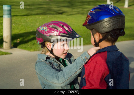 Jungen Menschen Menschen Kinder Kind helfen hilfreich Hilfreich Mädchen 6-8 Jahre alten Annahme Hispanic Bruder angenommen, die 4-5 Jahre alt älter Jünger © Myrleen Pearson Stockfoto