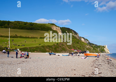 Branscombe Strand in der Nähe von Bier, Devon mit Kiesstrand und Fischerboot im August 2011. Stockfoto