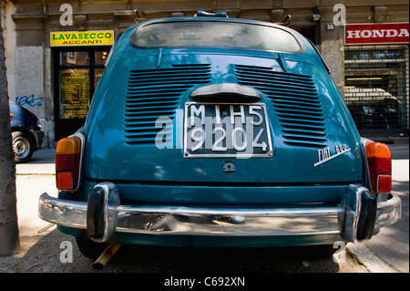 Oldtimer Fiat 600 geparkt in Mailand Stockfoto